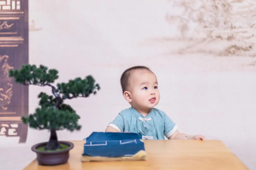 那曲怀孕肚子中间凹两边凸